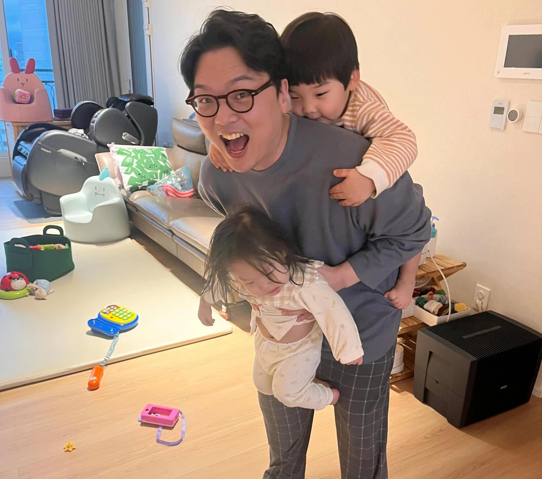 두 아이를 안고 있는 매일백세한의원 원장 송원석